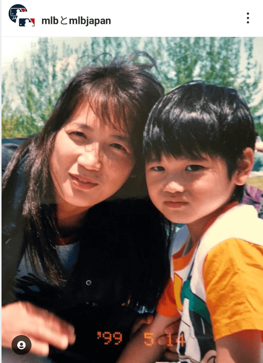 幼い頃の大谷翔平選手と母親とのツーショット画像