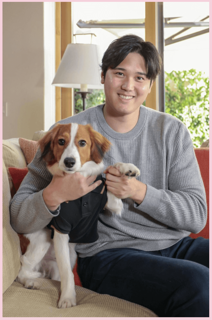 大谷翔平さんと愛犬のデコピンの画像
