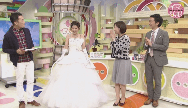 RCCテレビの番組「イマなまっ！」でウェディングドレス姿を披露した中原衣美さん