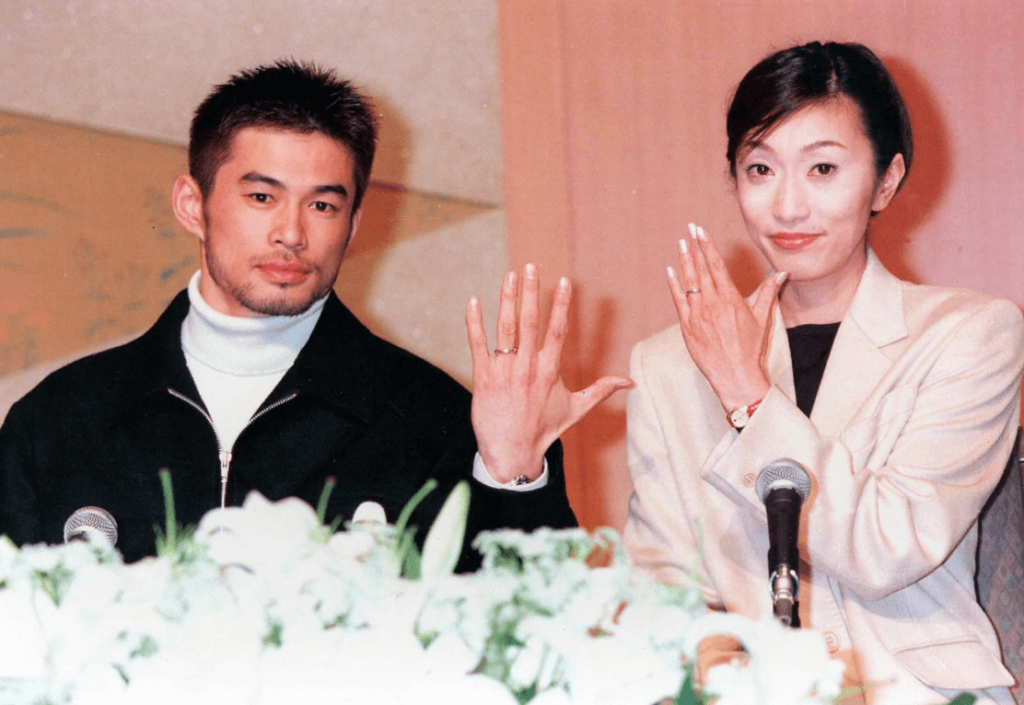 イチローさんと福島弓子さんが結婚指輪を見せて会見している画像