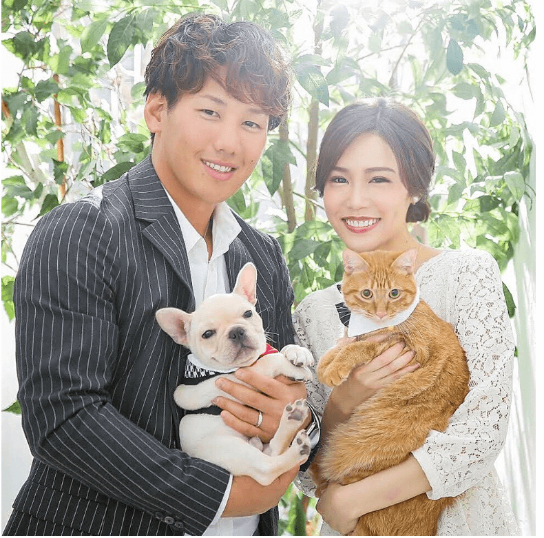犬と猫を抱える吉田正尚選手と妻・ゆり香さんのツーショット画像