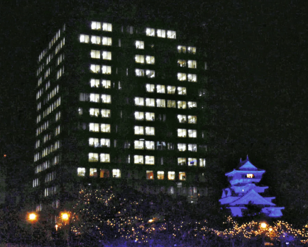 今永昇太選手を祝って実施された、北九州市役所本庁舎の窓文字と小倉城のライトアップ