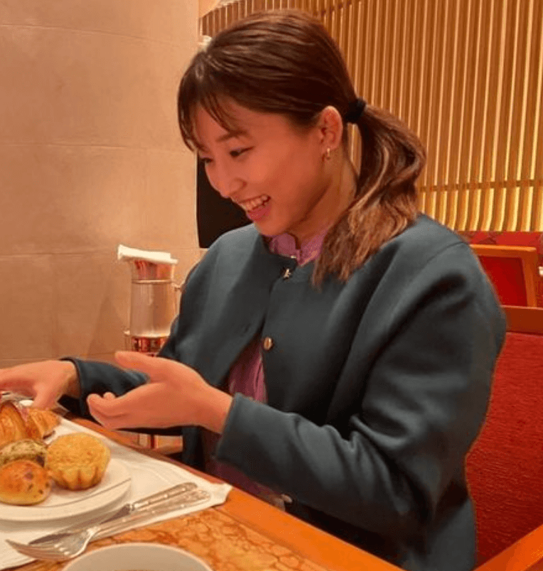 ザ・ペニンシュラ東京で食事をしている須崎優衣さん