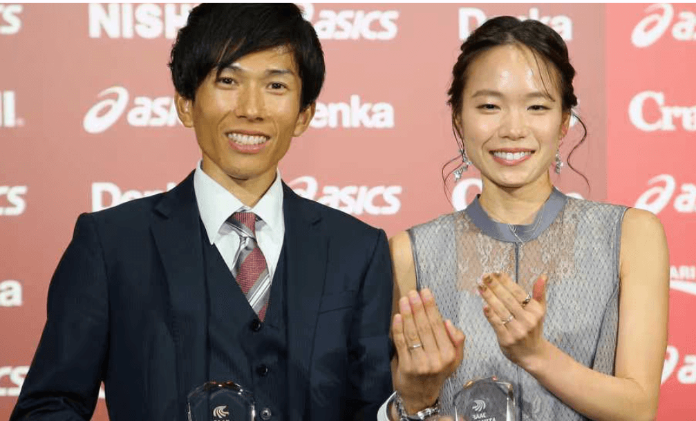 鈴木健吾さんと一山麻緒さんが2人で結婚指輪を見せている様子