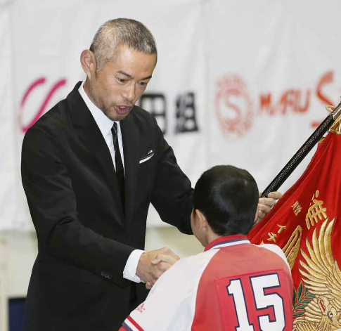 かつて父親も参加したイチロー杯で表彰するイチローさん