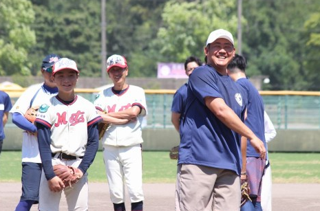 引退後子供たちに野球を教える松坂大輔さん