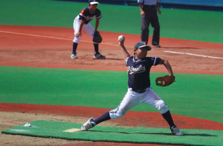 阿部慎之助さんの長男・成真さんが投球している様子