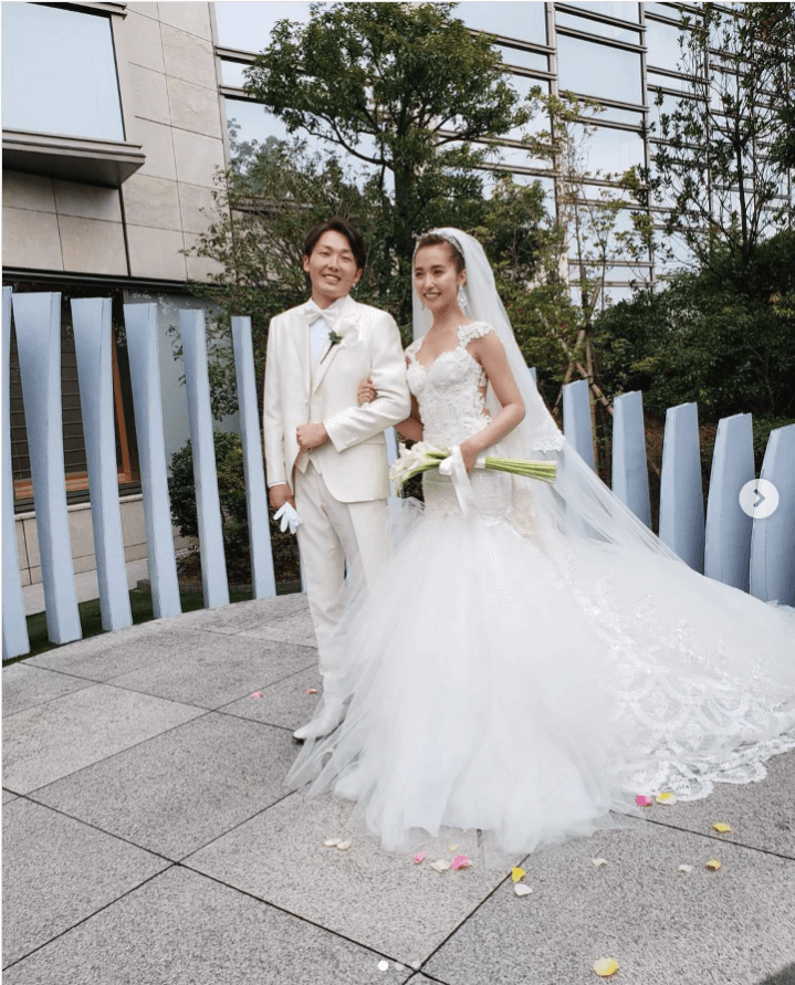 源田壮亮さんが衛藤美彩さんの結婚したときのツーショット画像