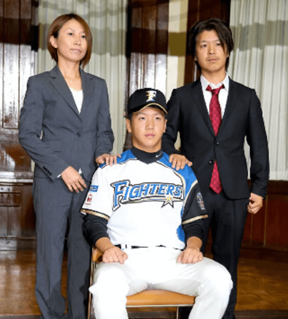 ファイターズに入団が決まった際の平沼翔太さんと父親と母親の家族写真